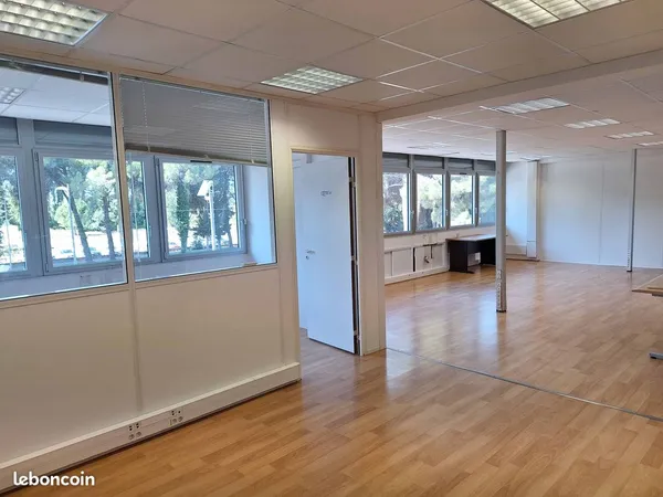 Bureaux climatisés de 140 m²
