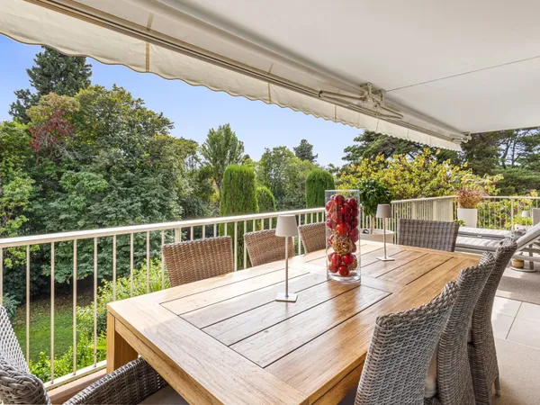 Appartement 4 pièces d'angle et traversant - Rénové avec élégance, grande terrasse et vue dégagée