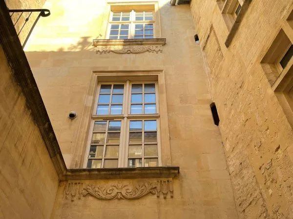 2 pièces dans immeuble renaissance proche de la place du Forum