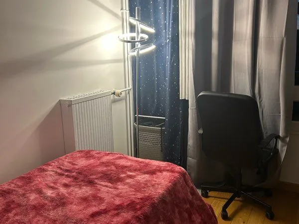 Chambre meublée