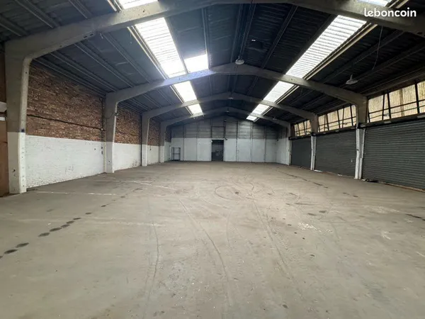Location Hangar de 650m2 avec 60m2 de bureaux sur Mazingarbe avec parking, clôturé