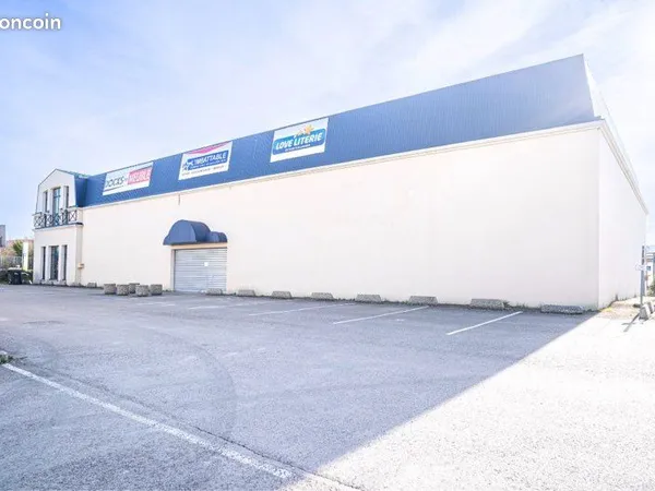 Local commercial 840m² — Zone Auchan Barberey-Saint-Sulpice — 4500€ HT/mois Grande surface professio