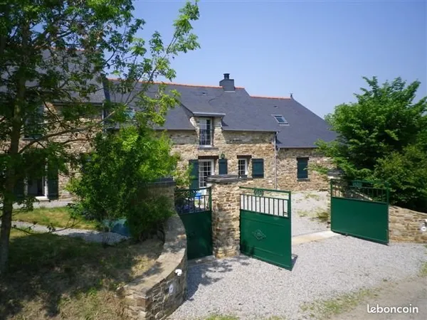 Longère de pierre en campagne à bain de bretagne