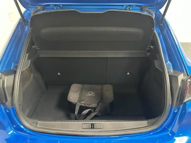 Peugeot 208 e- 136ch gt (2023) — photo 6