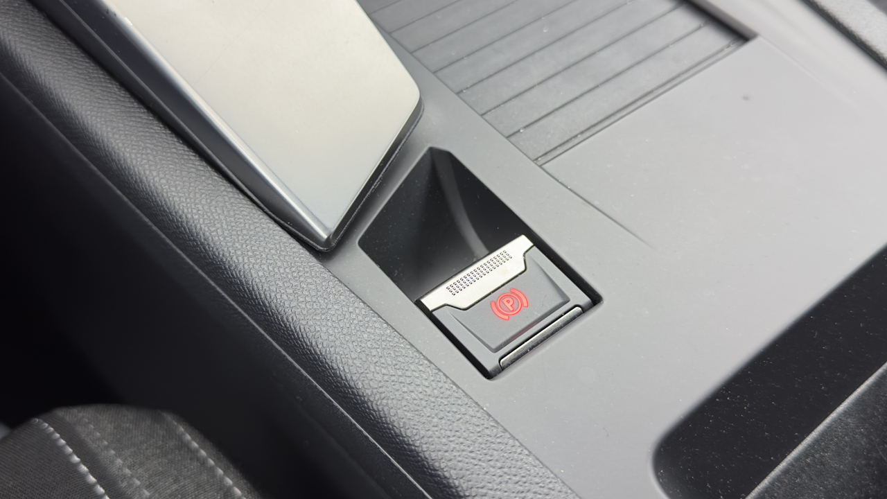 Peugeot 308 SW PHEV 180 e-EAT8 — photo 31