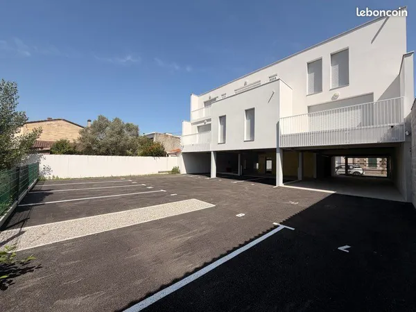 Places de parking avenue Thiers 150 m tram A