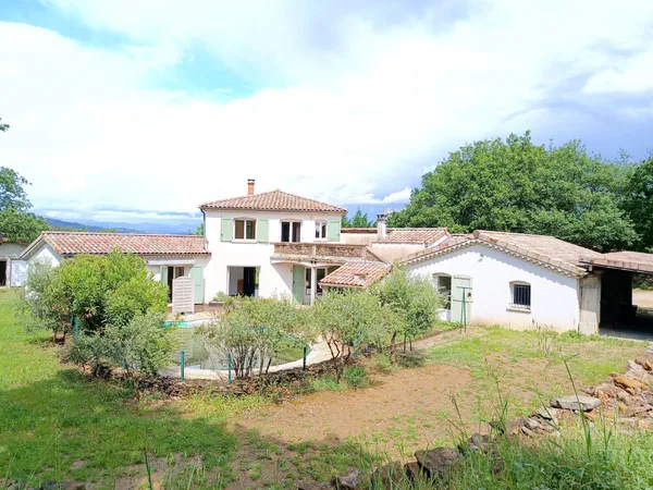 A SAISIR Maison d'architecte au calme situé sur la commune de Fons
