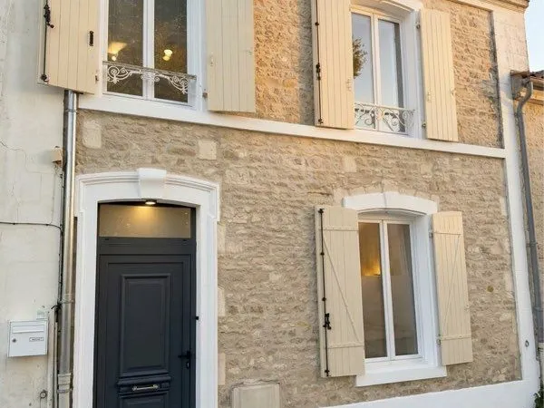 Maison de ville rénovée avec charme et extérieur