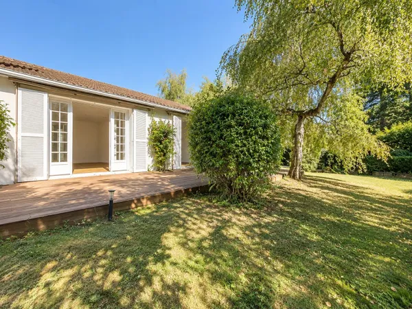 Maison familiale de plain-pied | 5 chambres | Terrasse et jardin arboré | Garage