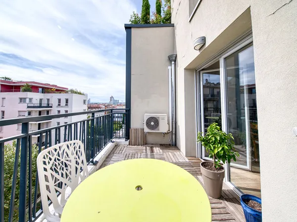 Villeurbanne Gratte-ciel - Superbe T3 traversant de 85 m² avec balcon et climatisation (possibilité 