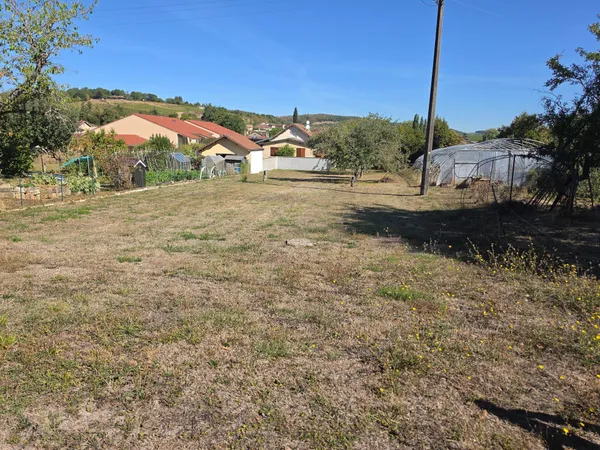 Terrain 908 m² avec vue, au coeur d'un bourg vivant