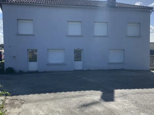 Bâtiment avec habitation 127 M2, grand garage 160 M2 et terr
