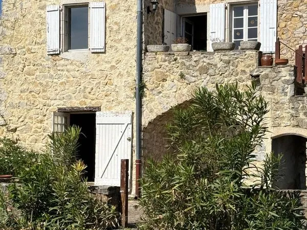 Mas en pierre de caractère - vue exceptionnelle et cadre privilégié