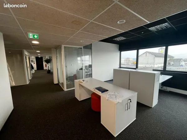 Bureau 690 m²