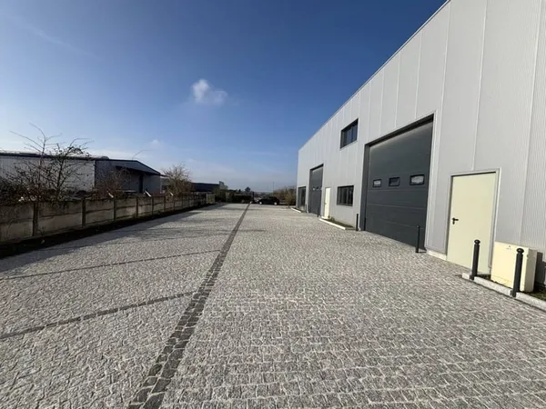 Entrepôt 214 m²