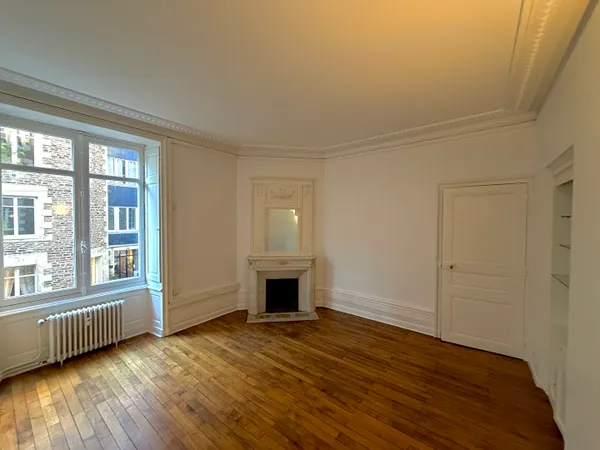 Nantes centre rue Lafayette, très beau T2 bis de caractère de 66 m2 donnant sur cour calme