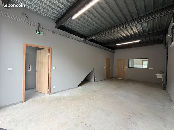 À LOUER - LOCAL ARTISANAL AVEC BUREAU - 65 m² - POISY (74)