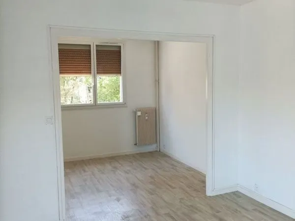 Appartement T4 de 82 m² situé dans une résidence calme.