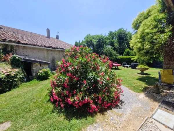 Charmante maison en pierre avec dépendances et fort potentiel.