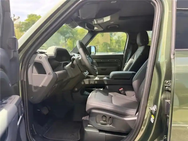 Land Rover Defender 110 phev — photo 7
