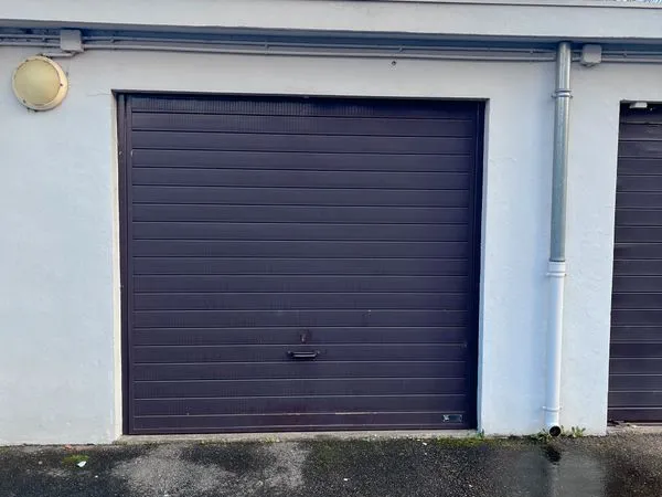 Garage fermé dans résidence