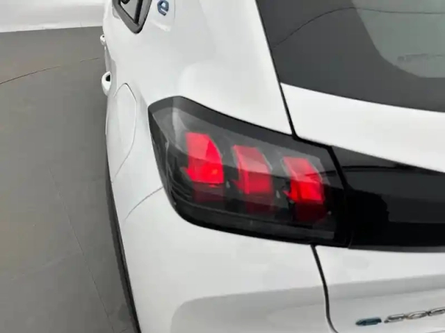 Peugeot 208 electrique 50 kwh 136ch — photo 73
