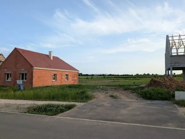 Terrain 596 m²