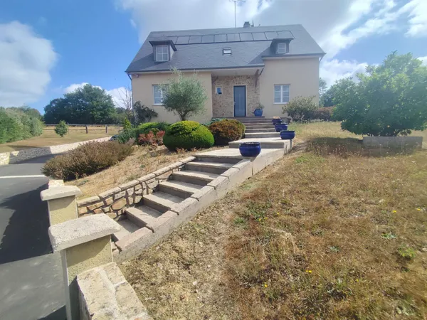 Charmante maison fonctionnelle avec beau terrain avec vue sur les champs !