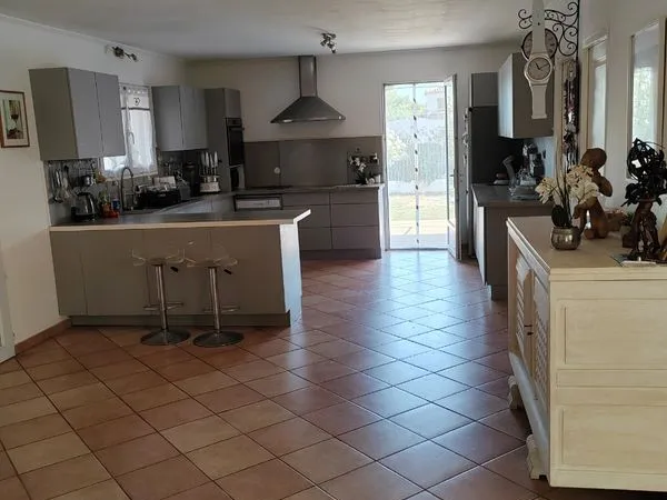 Villa 9 pièces 200m2 habitables 780 m2 terrain clos