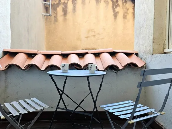 Joli F2 Meublé avec petite terrasse au centre de Sète