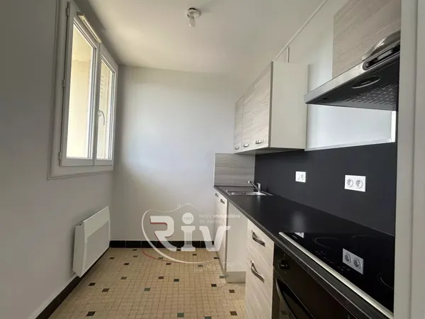 Studio rénové avec cave et balcon - 4ème étage - 26,14 m2 -