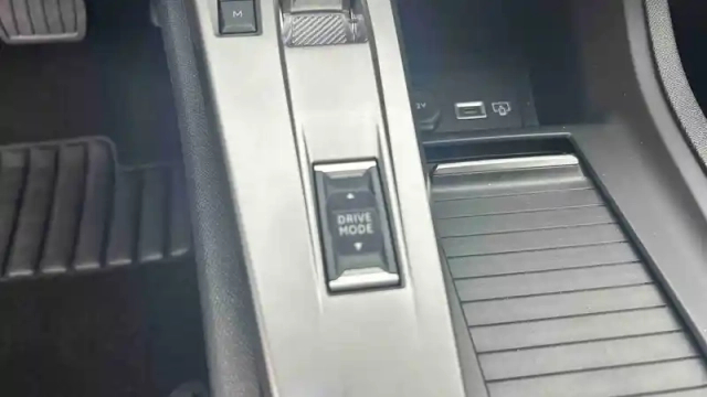 Peugeot 308 hybrid 145 e-dcs6 — photo 25