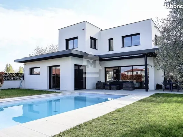 Villa 8 pièces 277 m²