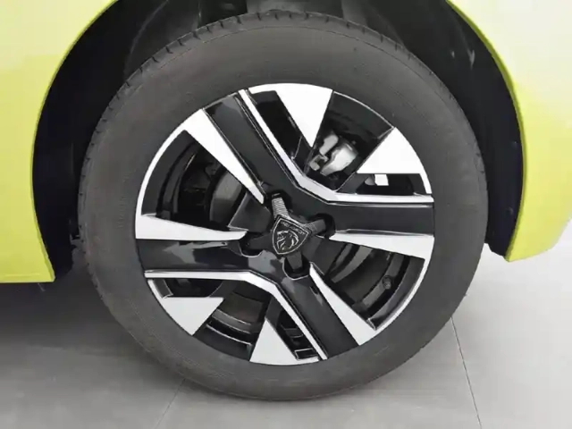 Peugeot 208 hybrid 100 e-dcs6 — photo 13