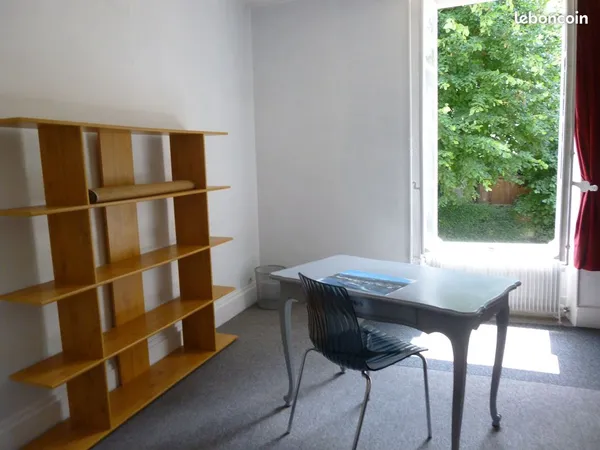 BELLE GRANDE CHAMBRE MEUBLEE indépendante, centre Blois