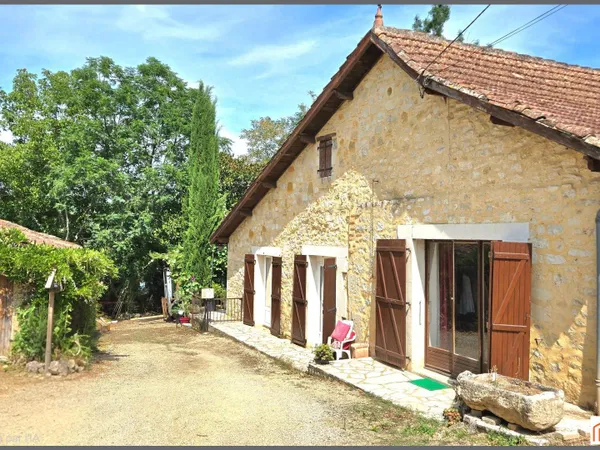 Maison en pierre à rénover 106 m² et dépendance au bord du Lot proche toutes commodités