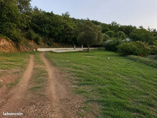 Terrain constructible 1 200 m² - Collobrières - Belle vue dégagée