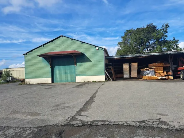 LOCAL PRO 180 m2 + PREAU de 220 m2 + BUREAU+VESTIAIRE+ 2 BU