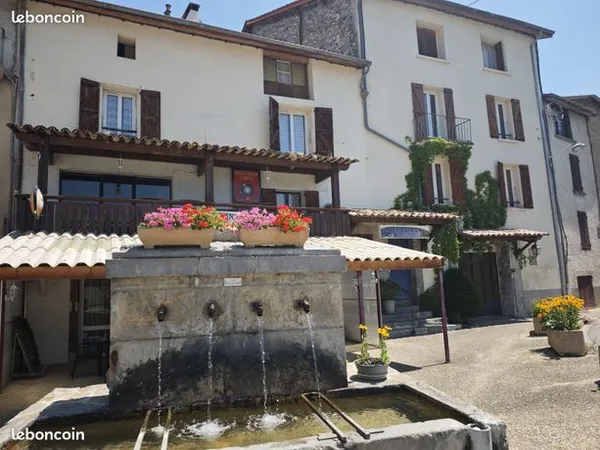 VENTE MURS : hôtel + bar-restaurant-pizzéria + fonds de commerce + licence IV + appartement privatif
