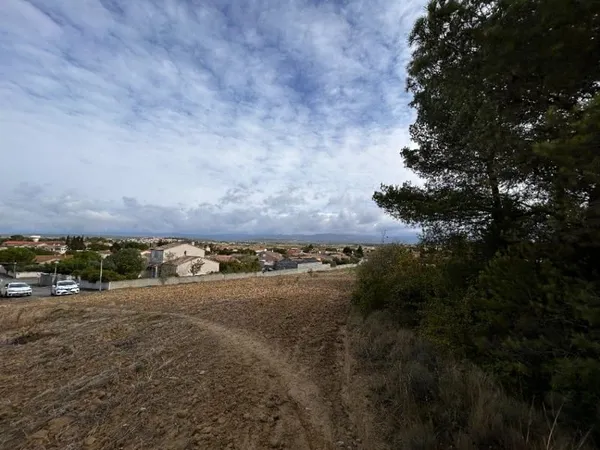 Terrain 700 m²