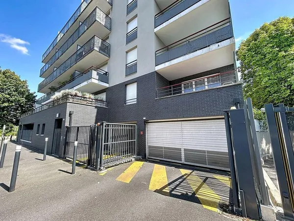 Place de parking à 11 mn à pied de la gare Rer A Torcy