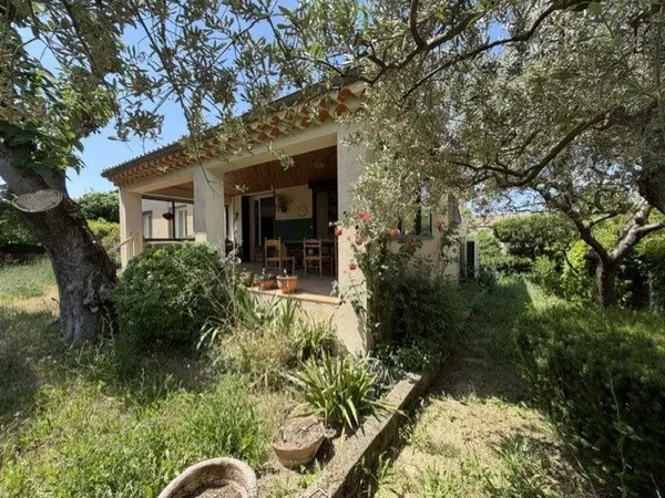 Rare à la vente ! Villa tout confort de 135 m2 habitables + 115 m2 de vastes dépendances, à deux pas
