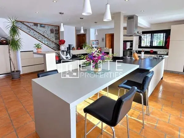 Maison 6 pièces de 200 m² au calme + piscine - mouans-sartoux