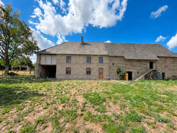 Corps de ferme de caractère avec vue sur le Puy-de-Dôme
