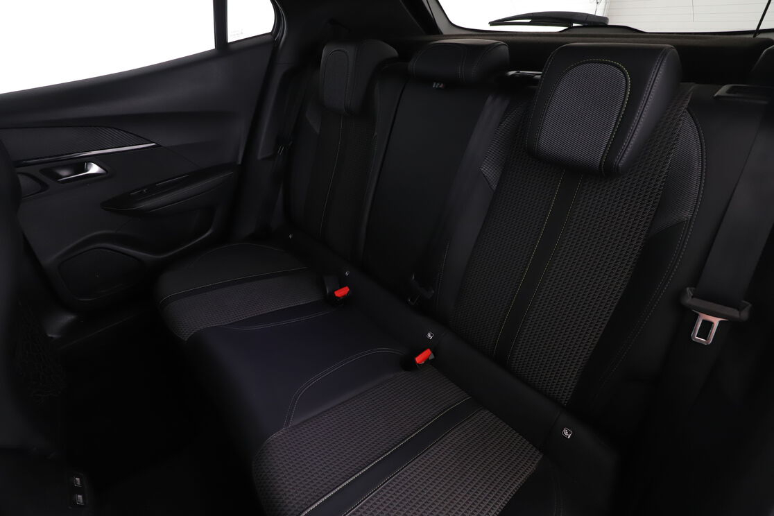 Peugeot 2008 1.2 PureTech GT EAT8 — photo 13