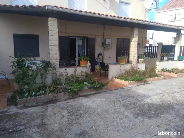 Maison avec extérieur et garages