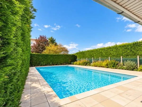 Appartement T3, piscine et double parking - VILLEFRANCHE SUR SAONE (69)