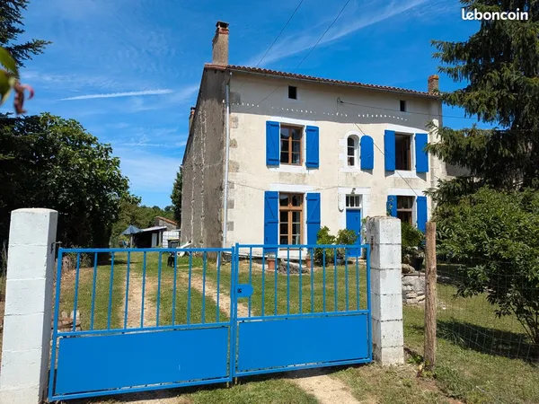 Jolie maison de 3 chambres, grand jardin et grange situé entre Civray et Ruffec, comme très calme