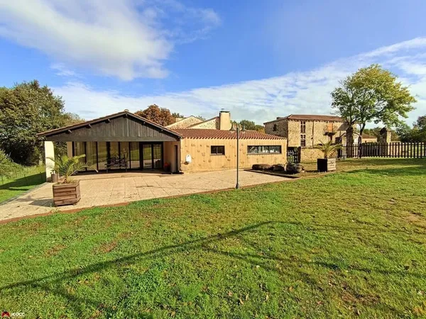 Ensemble immobilier exceptionnel, logis XIIIème + camping + 5 Ha de terrains