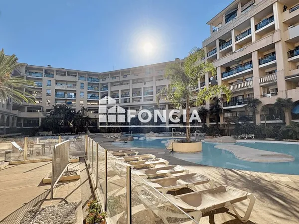 Deux pièces face à la mer à Cannes La Bocca, avec piscine et locataire en place
